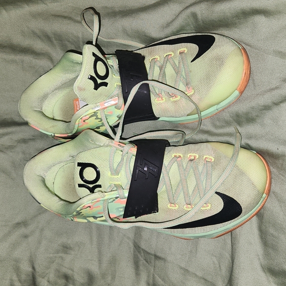 Men’s Nike KD basketball shoes, size 11 Lime green and orange camo pattern heel - Picture 3 of 4